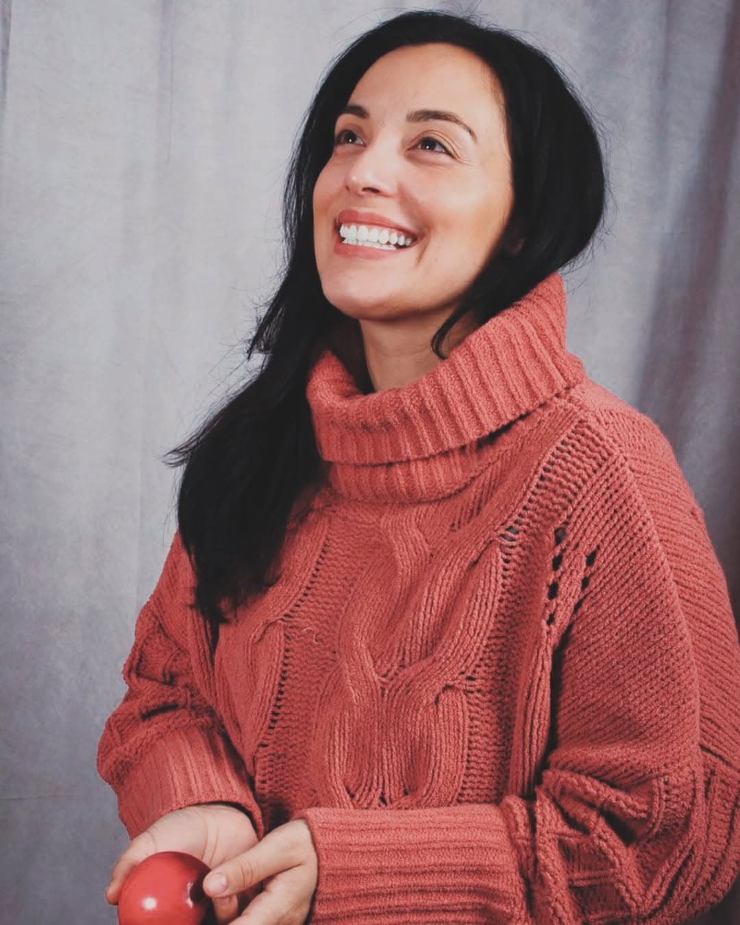 Portrait of Thays, doula and feminine care practitioner